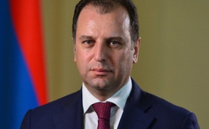 Ermənistanın müdafiə naziri İrana gedir