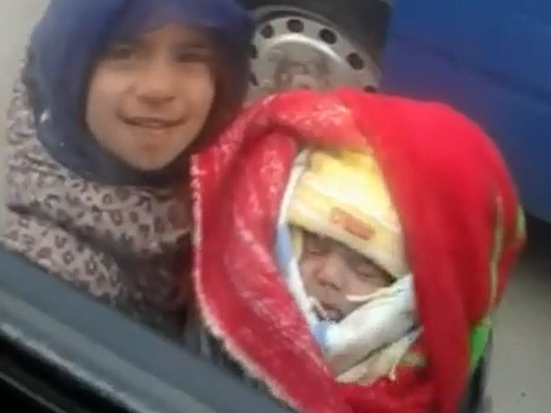 Bakıda ürəksızladan mənzərə - Uşaq qucağında südəmər körpə ilə diləndirilir - VİDEO