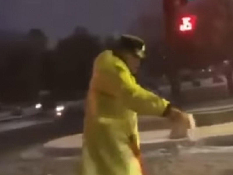 Bakıda yola xörək duzu səpən polis: 