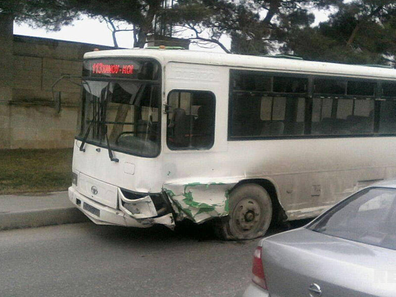 Bakıda sərnişin avtobusu minik avtomobili ilə toqquşdu - FOTOLAR