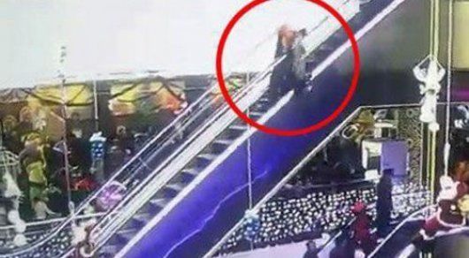 Özbəkistanda ana eskalatorda körpəni əlindən saldı: Körpə ölüb – VİDEO