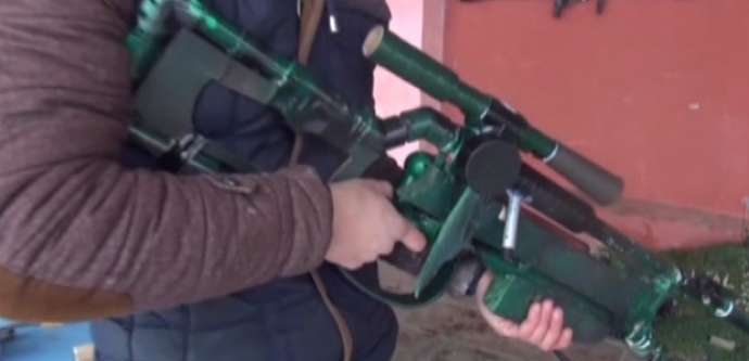 Xaçmazlı məktəbli hava ilə işləyən silah düzəltdi - VİDEO