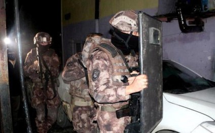 17 yaşlı hamilə qızın əməli polisi mat qoydu - FOTO