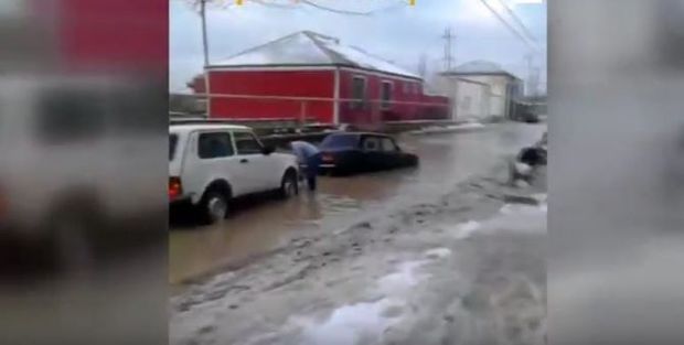 Yağan qardan sonra yolları su basdı: Avtomobillər yolda qaldı – VİDEO
