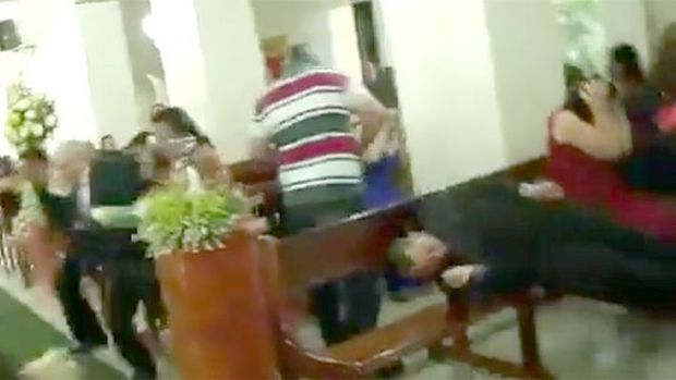 Braziliya kilsəsində toya gələn qonaq ailəni güllələdi – VİDEO