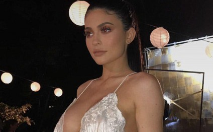 Kayli restorana sinəsi açıq getdi - FOTO