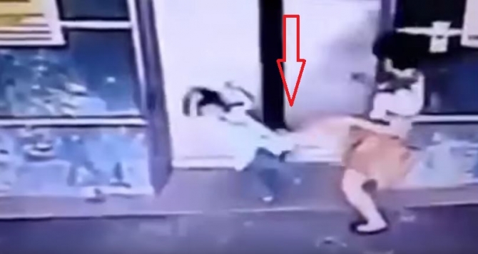 Ana 3 yaşlı qızını xilas etmək üçün inanılmaz addım atdı (VİDEO)