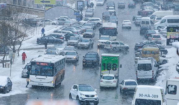 Qarlı havada baş verən qəzaların sayı açıqlandı