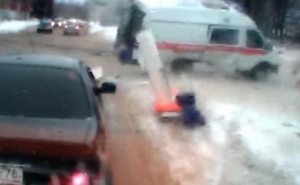 Təcili tibbi yardım maşını buzlu yolda aşdı və ... - ÜRƏYİ ZƏİF OLANLAR BAXMASIN! - VİDEO