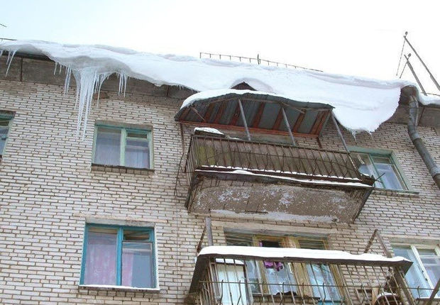 Bakıda keçmiş polis əməkdaşı buz bağlamış eyvandan yıxılıb