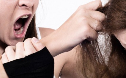 Metroda dava düşdü: qadın qadını dişlədi