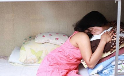 14 yaşlı qızı qoşulub qaçdığı oğlanın ailəsi küçəyə atdı - Hamilədir