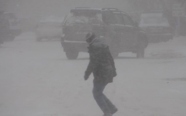 Buzlu yolda yıxılıb öldü - Bakıda faciə