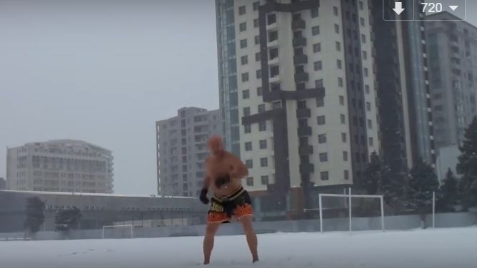 Bakıda yarıçılpaq federasiya prezidenti qarın üzərində məşq etdi (VİDEO)