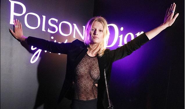 Məşhur model tül geyimdə - fotolar