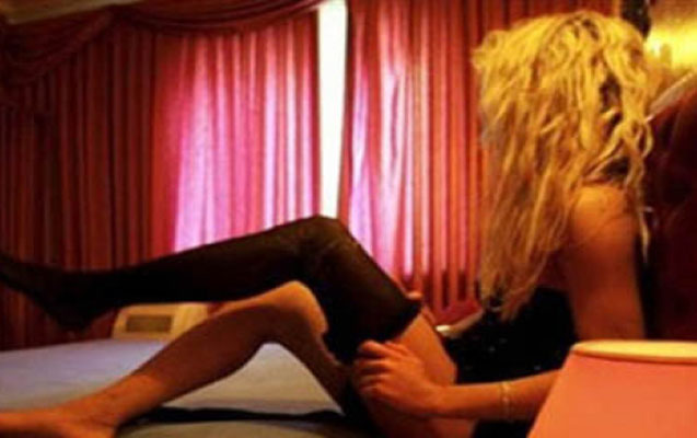 “Videonu ərinə göndərərəm” deyərək şantaj etdi...