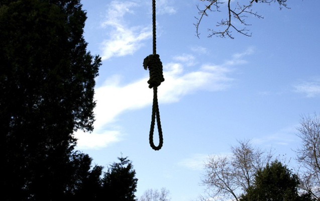 Özünü həyətdə asdı