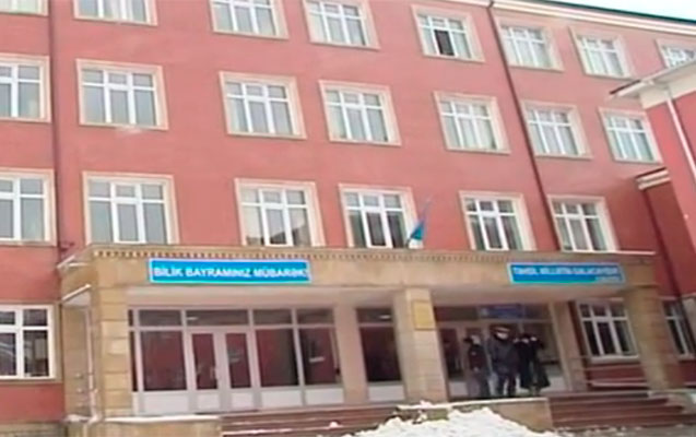 Sinif yoldaşını bacısına görə bıçaqlayıb... - Video