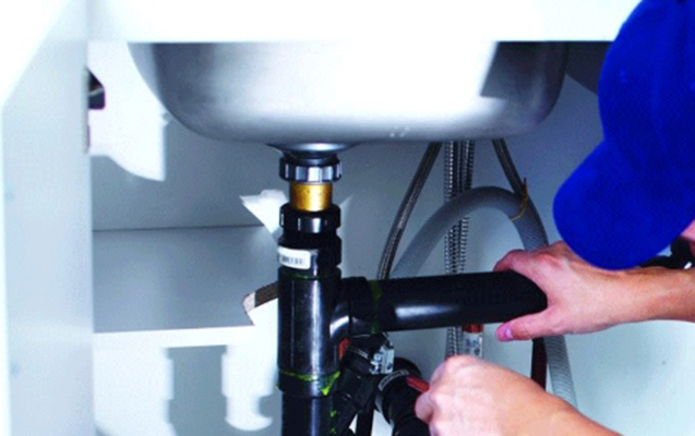 Dama su borusunu təmir etmək üçün çıxdı - Ürəyi partlayıb öldü