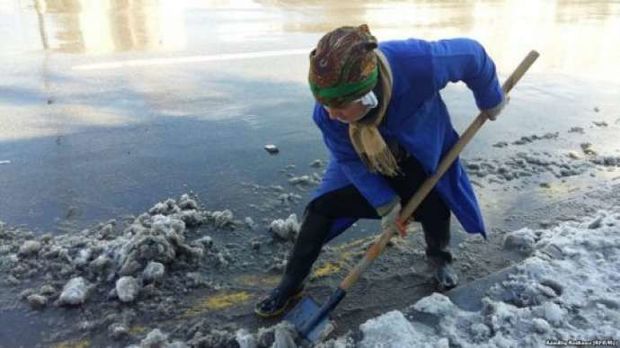 Yolun buzunu təmizləyən qadının faciəvi ölümü