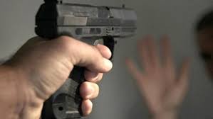 İki yeniyetməni atılmış evdə güllələdilər, biri öldü