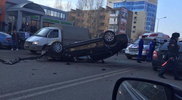 Lənkəranda avtomobil yoldan çıxaraq salto vurub: Xəsarət alan var – FOTO