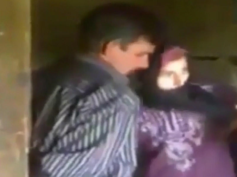 Qadını ərinin gözləri önündə dirəyə bağlayıb... - VİDEO