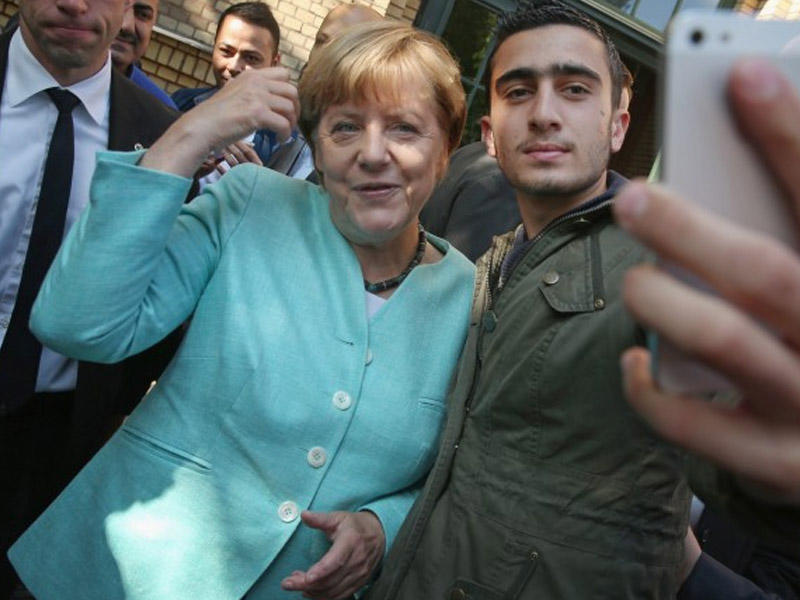Merkel ilə bir şəkil çəkdirdi - Mətbuat ondan