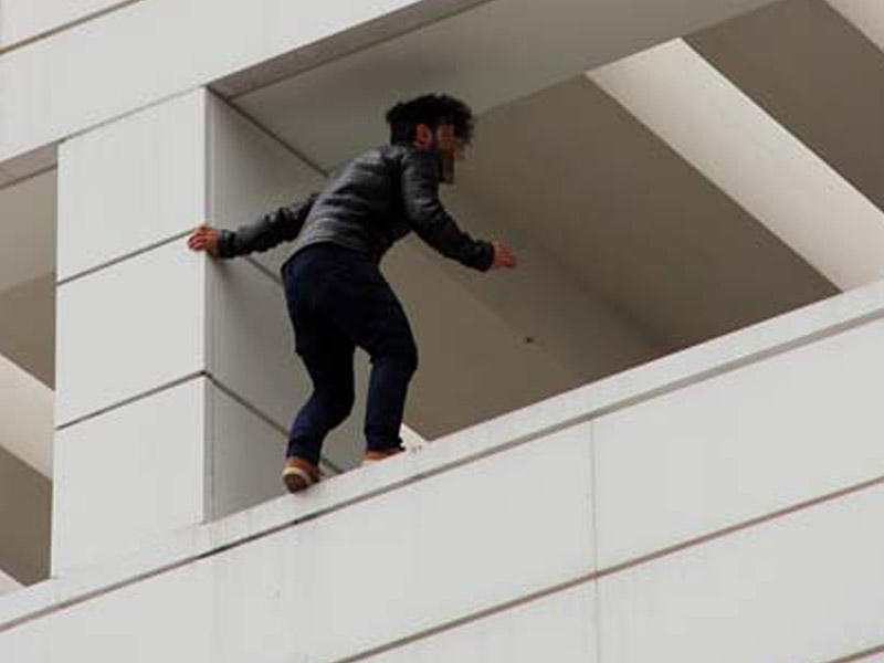 Pulu gətirilən fəhlə intihardan imtina etdi - FOTO