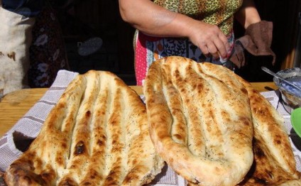 Azərbaycanda bu da oldu: Çörəyin içindən elə bir şey çıxdı ki... - FOTO