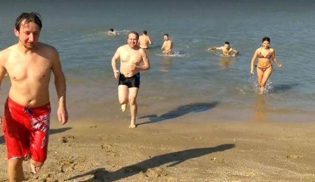 Bakıda bir qrup insan soyuq havada dənizə girdilər – VİDEO