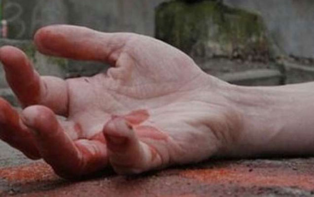 22 yaşlı oğlan qollarını kəsdi