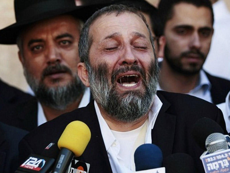 Nazir ağlamaq üçün gözlərinə soğan sürtdü - VİDEO