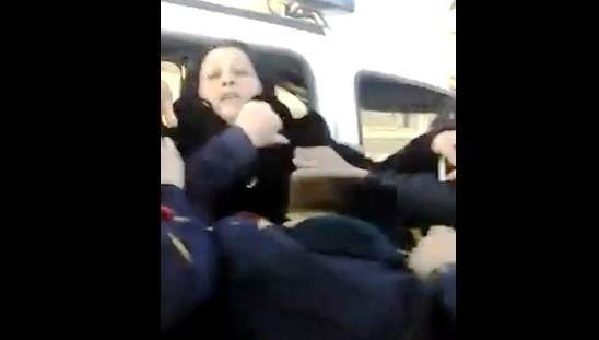 Ağdamda BİABIRÇILIQ! Polislər qadını zorla maşına uzatdı, sinəsindən basıb... - VİDEO