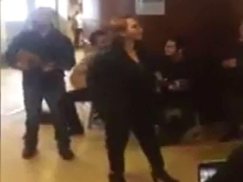 Sertap Erener ictimai nəqliyyatda mahnı oxudu - VİDEO