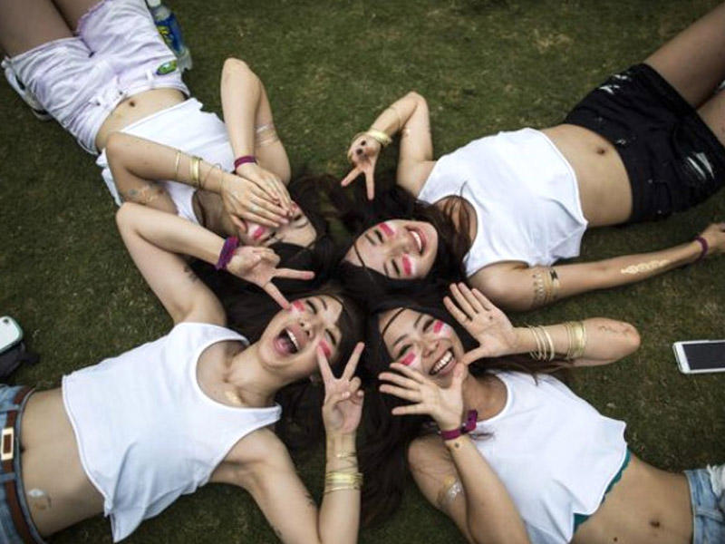 DİQQƏT: Selfi çəkərkən bu hərəkəti edənlər üçün TƏHLÜKƏ - FOTOLAR