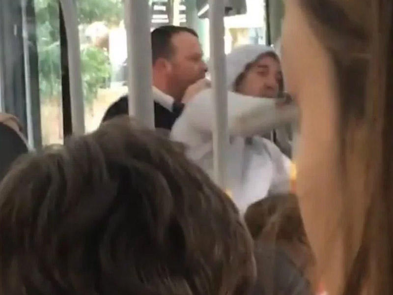 Sürücü sərnişini sürüyüb avtobusdan düşürtdü - VİDEO