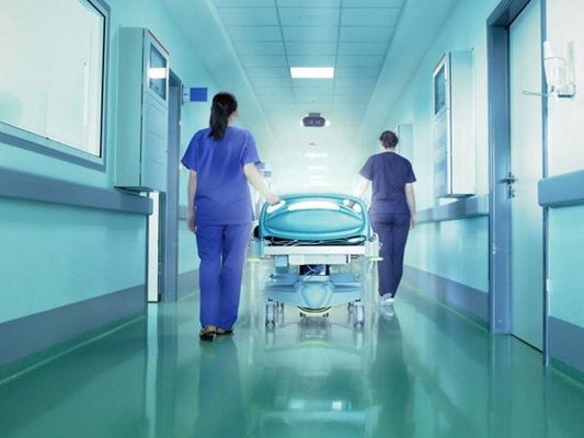 Bakıda avtobusda ürəyi tutan kişiyə yaxın duran olmadı - Acınacaqlı hadisə