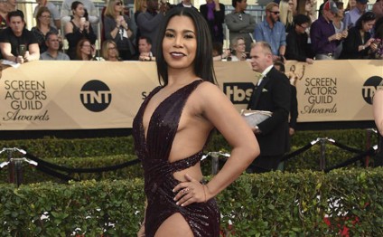 Məşhur aktrisa dekolteni seçdi - FOTO