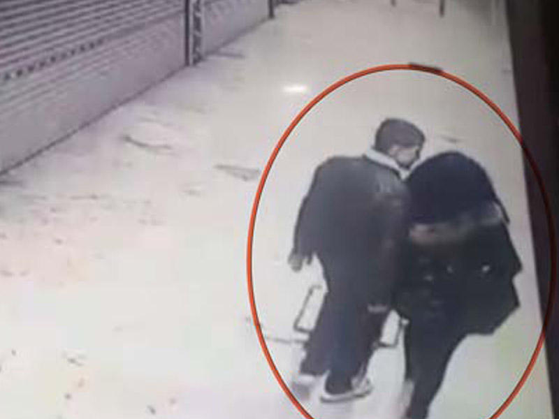 Küçədə 34 yaşlı qadına təcavüz anı kameralara düşdü - VİDEO