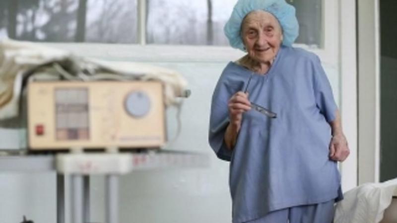 90 yaşlı cərrah: Boyu stola çatmır, əlləri titrəmir... - FOTO