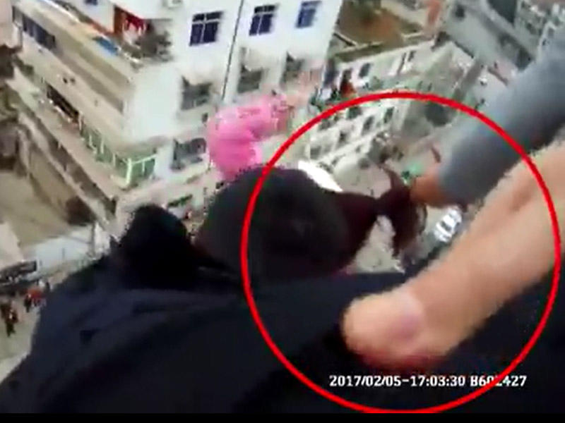 Özünü binadan atan qadını əri saçından tutdu - VİDEO