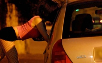 Əxlaqsız qızlar oğlan üçün küçədə bunu da etdiler - FOTOLAR