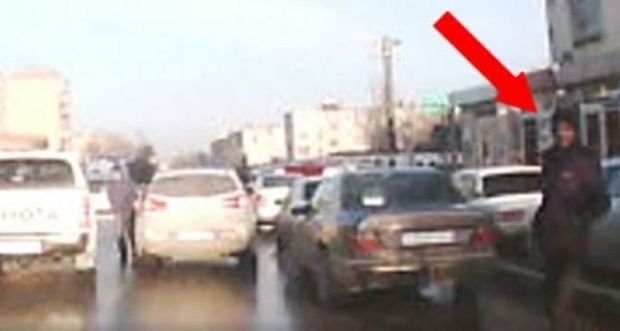 Bakıda özünü avtomobillərin altına atan şəxs həbs olundu – VİDEO