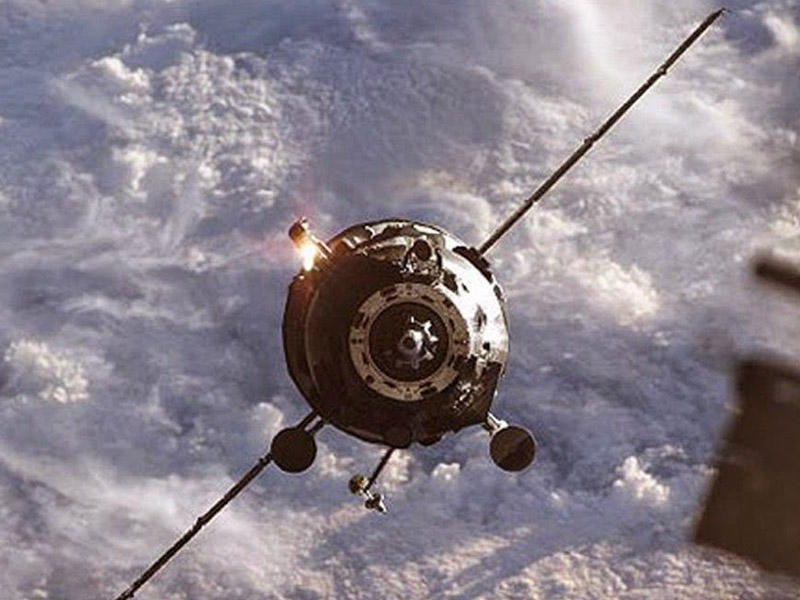 Kosmosda kosmik gəminin pəncərəsinə TOP ÇIRPILDI