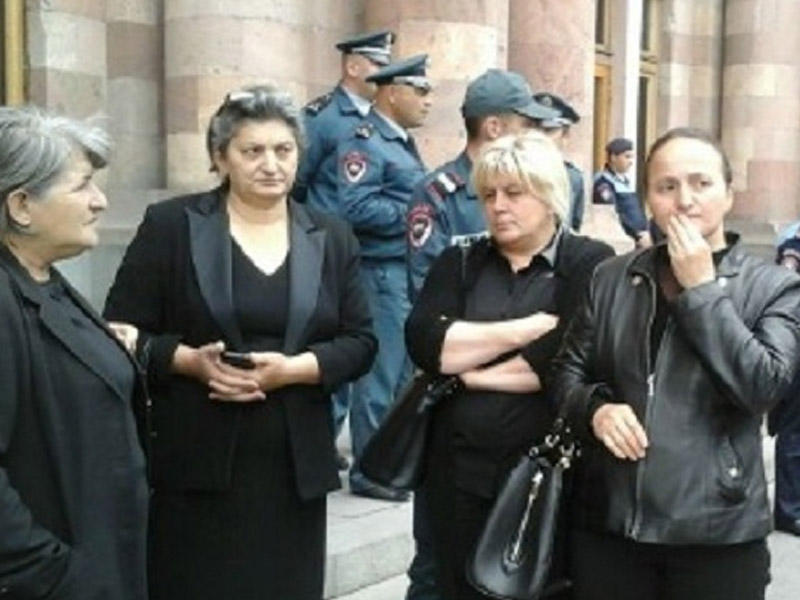 İrəvanda ETİRAZ - Polis əsgər analarını təhqir etdi