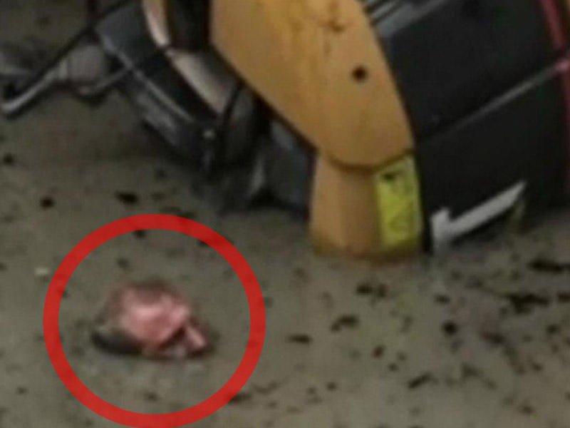 Ekskavator aşdı: kişi çənəsinə qədər palçığın içində köməksiz qaldı - VİDEO