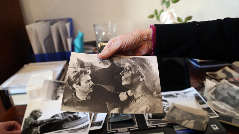 Atasının məzarı üçün hazırladığı abidəni qoymağı 45 il gözləyən Mirəli Mirqasımova kim kömək etdi? - FOTO