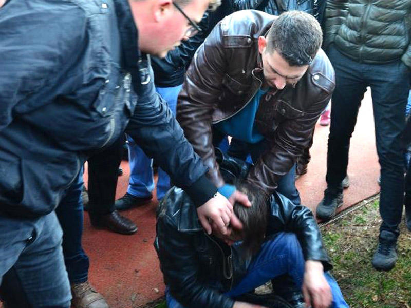 12 yaşlı qızla görüş təyin edən fəhləni küçədə biabır etdilər - VİDEO