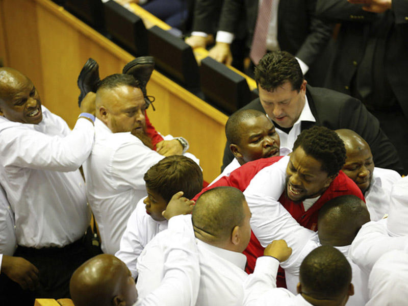 Parlamentdə dava: prezident fitə basıldı, müxalifətçilər döyüldülər - VİDEO